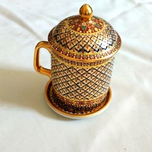 Gold ceramic patterned mug with lid and saucer